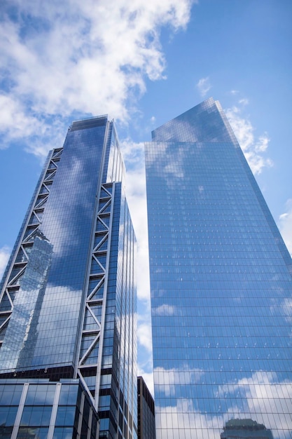 Twee glazen wolkenkrabbers tegen de hemel in New York op een zonnige dag.