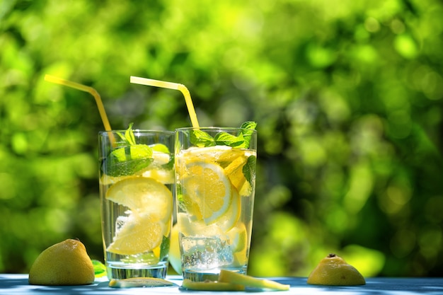 Twee glazen zelfgemaakte limonade op tafel in de tuin