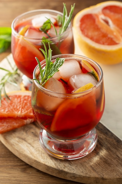 Twee glazen zomerdrank. Roze verfrissende koude cocktail. Houten tafel.