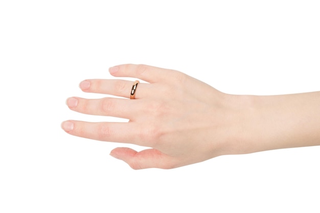 Twee gouden ringen in de hand van een vrouw geïsoleerd op een witte background