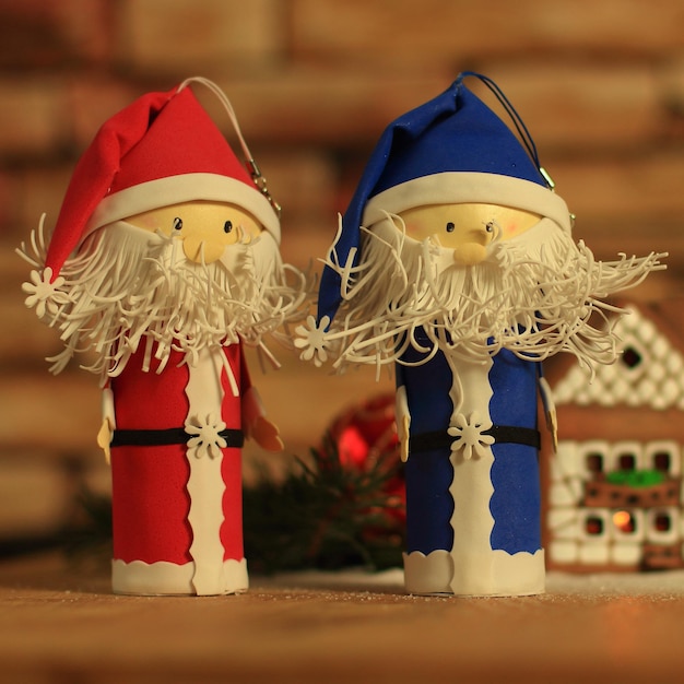 Twee grappige kerstman op de achtergrond van een peperkoekhuis