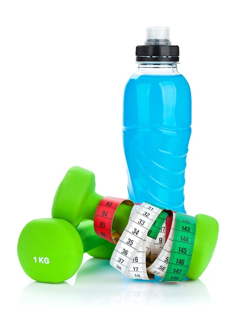 Twee groene dumbells meetlint en drinkfles Fitness en gezondheid