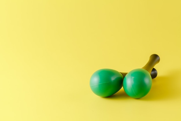 Twee groene maraca's