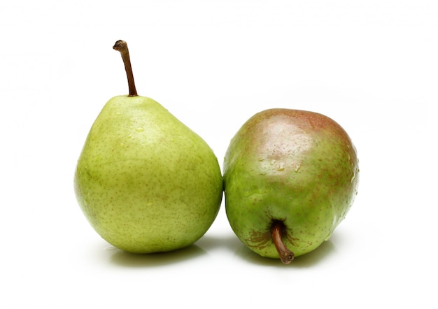 Twee groene peren die op wit worden geïsoleerd