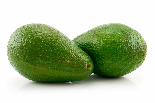 Foto twee groene rijpe avocado geïsoleerd op wit