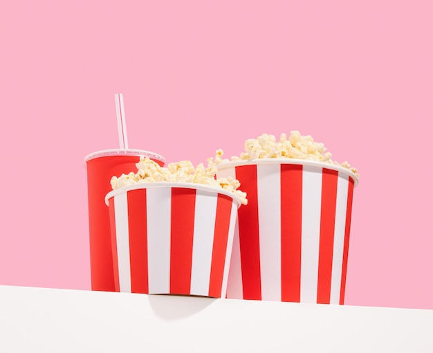 Foto twee grote emmers popcorn en een drankje in een rode beker vriendelijk leuk weekend