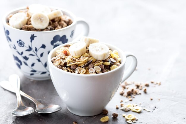 Twee grote kop met granola en muesli Plaats voor tekst aan de rechterkant