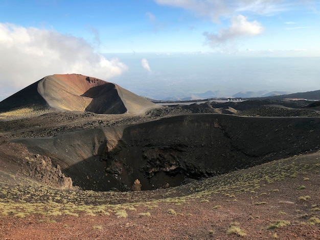 Foto twee grote kraters van siciliaanse actieve vulkaan etna close-up op een zonnige dag. beroemd siciliaans landschap