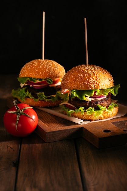 Twee hamburgers op een houten bord