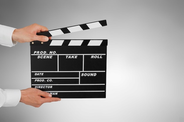 Twee handen die Clapperboard of filmlei gebruiken in videoproductie, film,