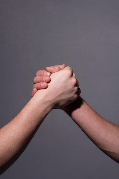 Twee handen die elkaar helpen handen die elkaar steunen hand van een vriend die helpt steunen hand reddingsgebaar steunen