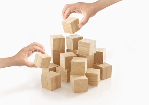 Twee handen die houten doos op geïsoleerd spelen.