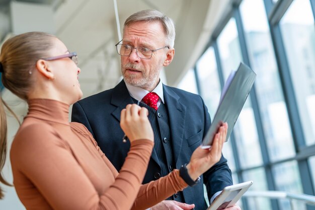 Twee hardnekkige zakenlieden doen hun werk in café. Paar man en vrouw aan het werk.