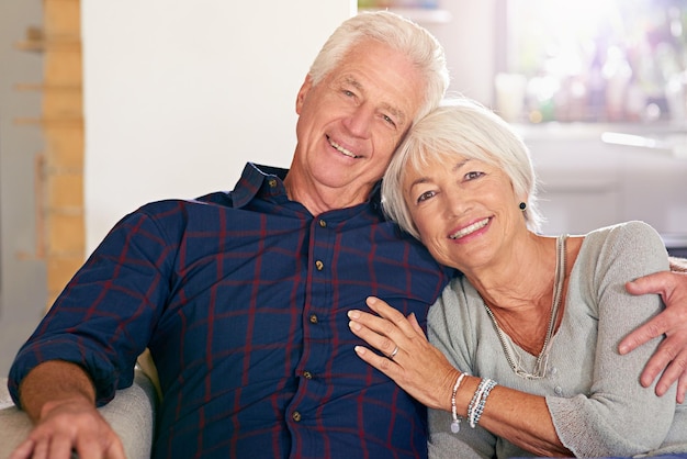 Twee harten één liefde Portret van een gelukkig senior koppel thuis