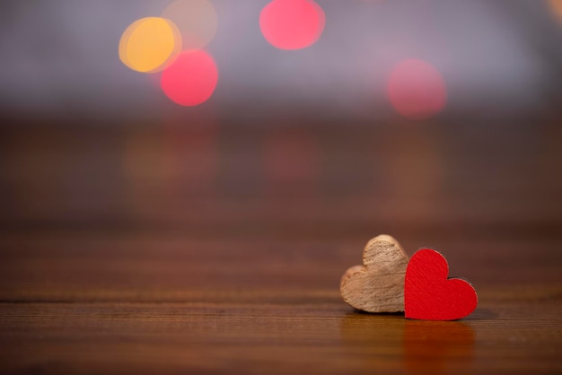 Twee harten op een houten achtergrond met kopie ruimte Valentijnsdag concept