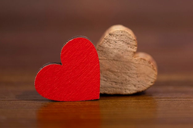 Foto twee harten op een houten achtergrond met kopie ruimte valentijnsdag concept