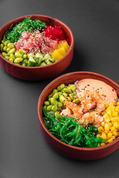 Twee Hawaiiaanse poke bowls met tonijn en garnalen