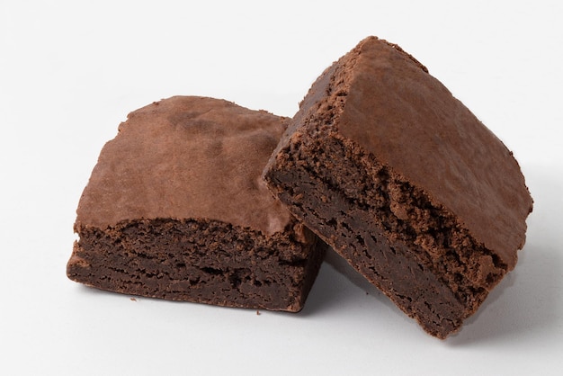 Twee heerlijke brownies geïsoleerd op witte achtergrond