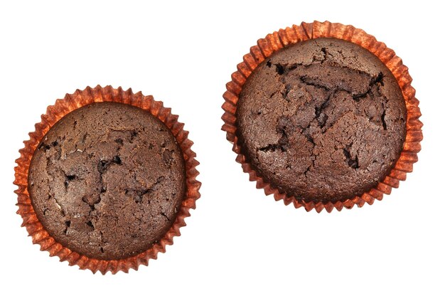 Twee heerlijke chocolademuffins op witte achtergrond