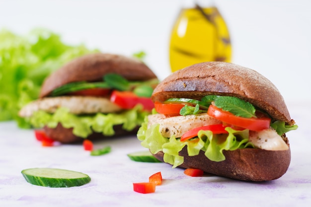 Foto twee heerlijke en gezonde sandwich met kip en groenten.