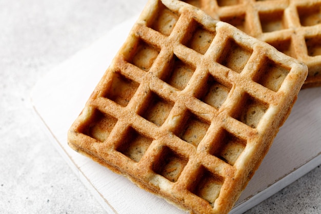 Twee heerlijke wafels close-up op wit bord.