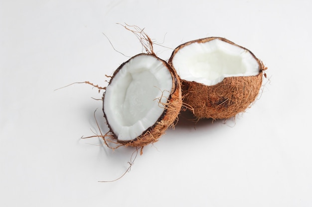 Twee helften van gehakte kokos op een witte achtergrond