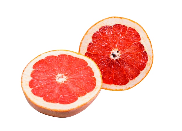 Twee helften van roze grapefruit geïsoleerd op een witte achtergrond