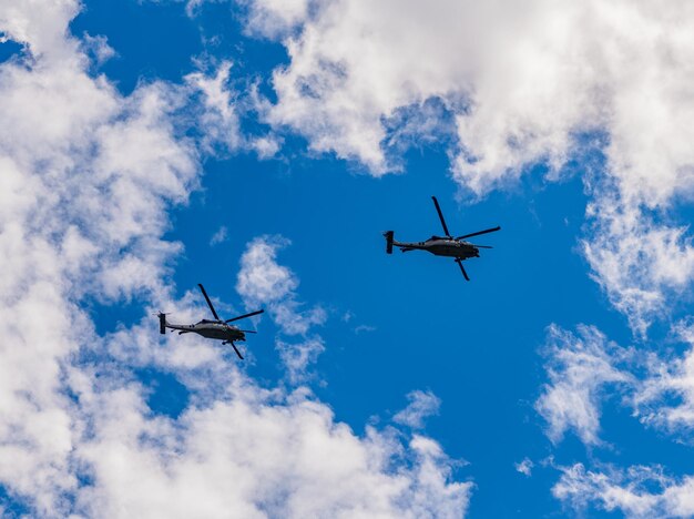 Foto twee helikopter rotorcraft politie helikopter heli copter vlucht helikopter avontuur helikopter vliegen in de lucht