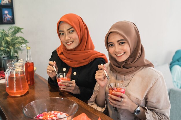 Twee hijab vrouw met cocktaildrank