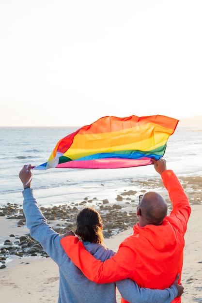 Twee homomannen houden lgbt-vlag vast