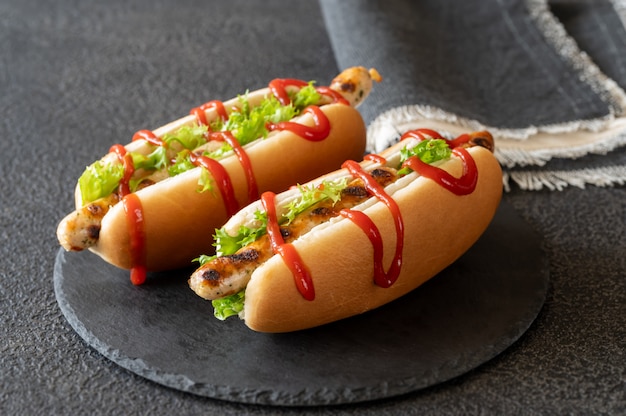 Twee hotdogs op stenen bord