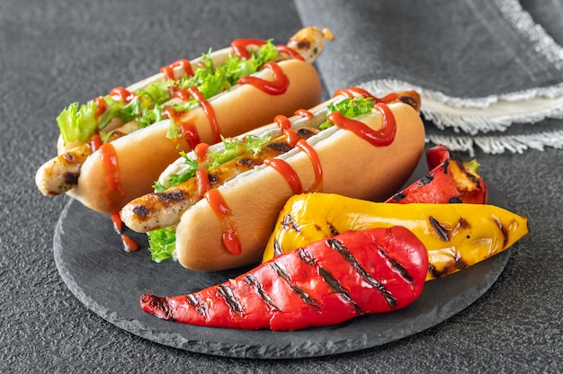 Twee hotdogs op stenen bord