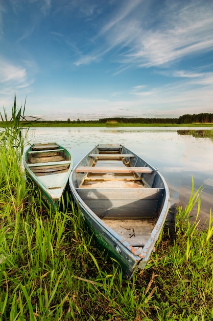 Twee houten boten in een rivierlandschap