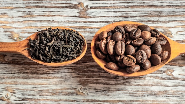 Twee houten lepels met koffie en thee