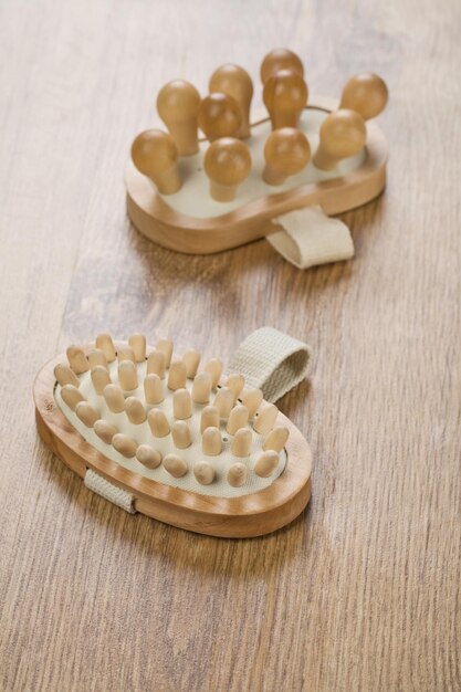 Twee houten stimulators