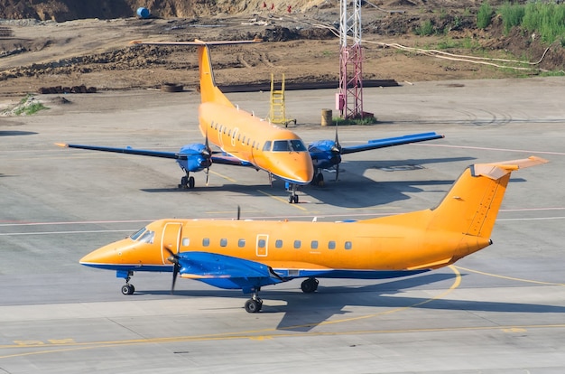 Twee identieke vliegtuigen geparkeerd op de luchthaven.