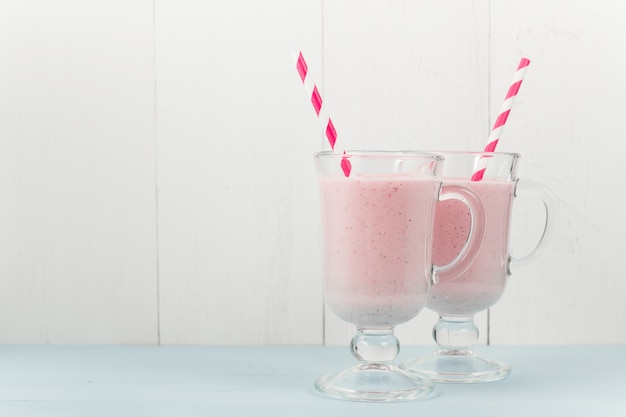 Twee ijs roze cocktails met aardbeien