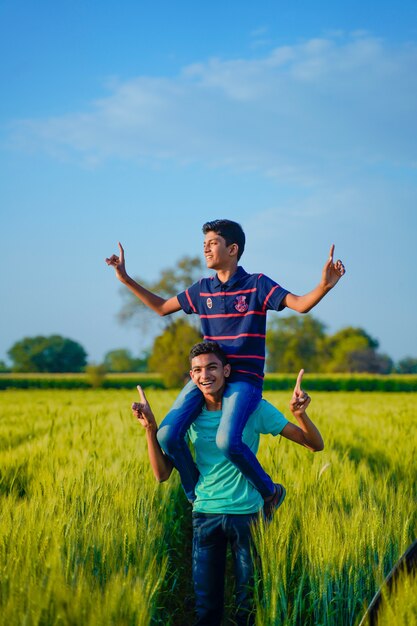 Twee Indiase landelijke broer spelen op veld