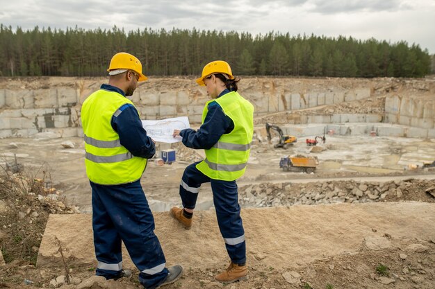 Twee ingenieurs bespreken schets van constructie op de werkplek