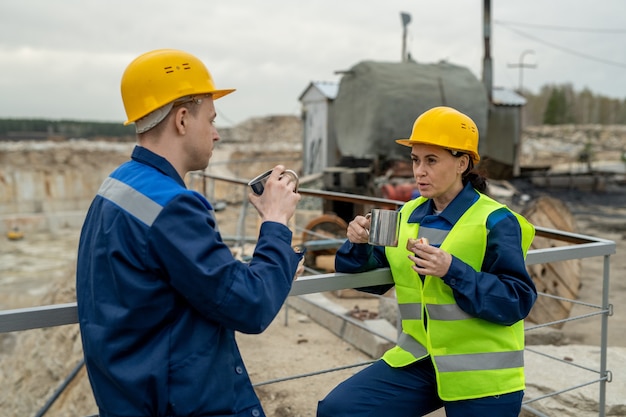 Twee ingenieurs die thee drinken met broodjes tijdens de lunchpauze