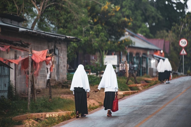 Twee islamitische schoolmeisjes lopen naar school in Tanzania