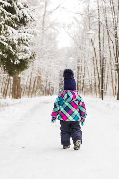 Twee jaar oud meisje geniet van haar eerste sneeuwervaring.