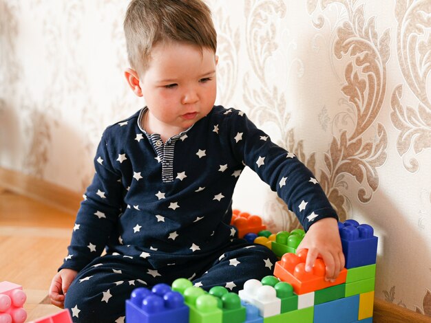 Twee jaar oude jongen spelen met kleur constructor