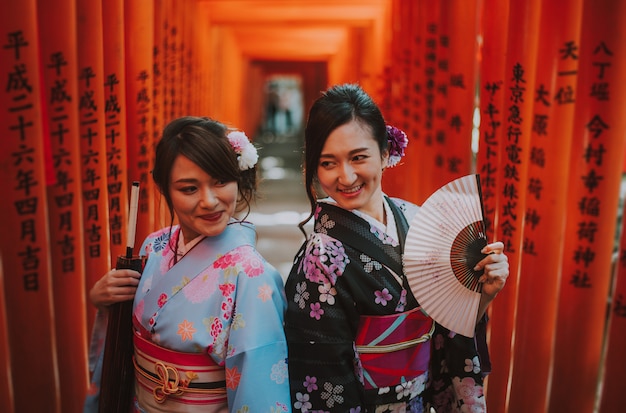 Twee japanse meisjes die kimono's traditionele kleding, levensstijlmomenten dragen