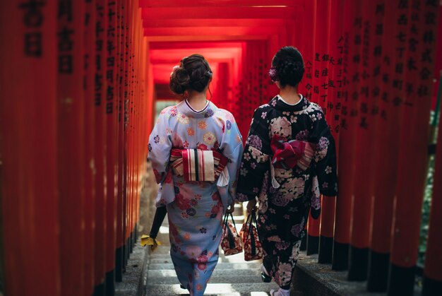 Twee Japanse meisjes die kimono's traditionele kleding, levensstijlmomenten dragen