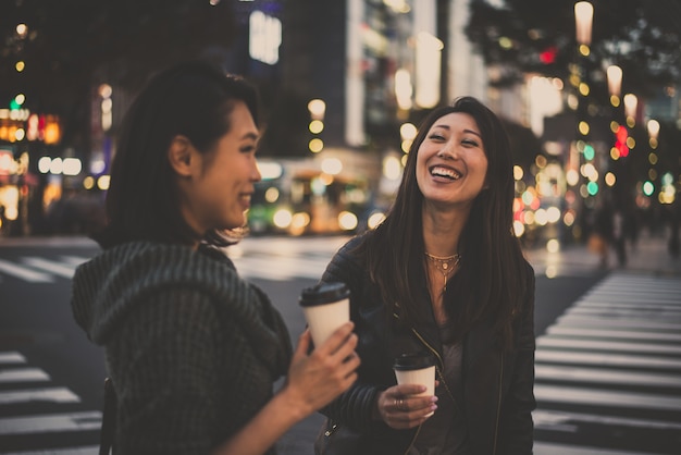 Twee Japanse vrouwen rond in Tokyo overdag. Winkelen en plezier maken