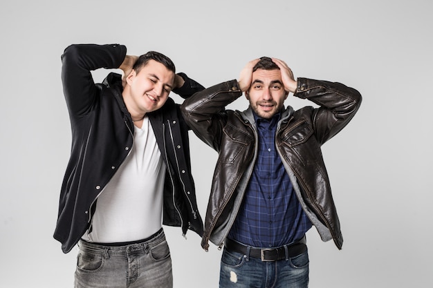 Twee jonge boos mannen op zoek vriend geïsoleerd op een witte achtergrond