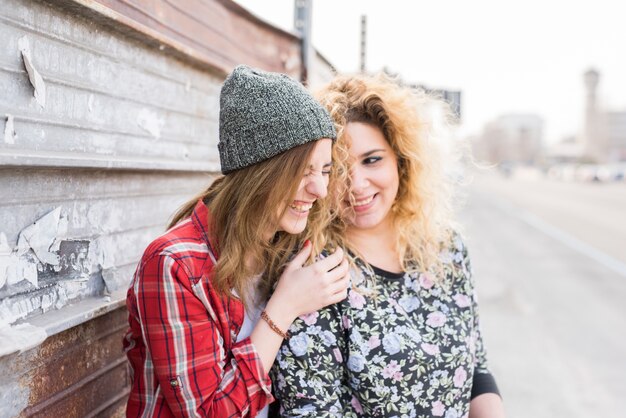 Foto twee jonge gekrulde en rechte blonde haarvrouw