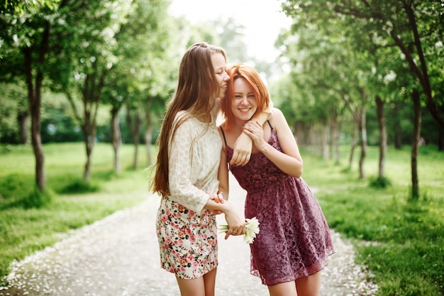 Twee jonge gelukkige meisjes plezier in het park