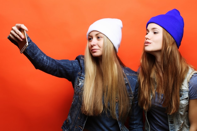 twee jonge hipster meisjes vrienden nemen selfie